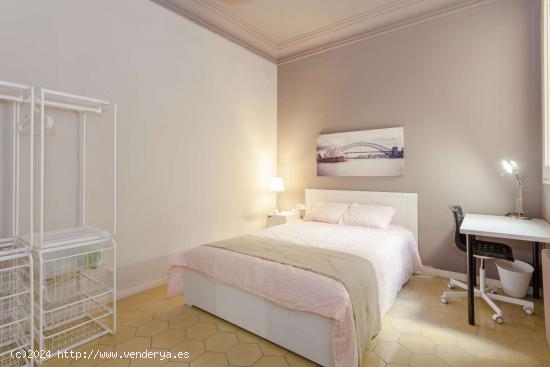  Habitación decorada en piso compartido con apartamento con balcón, Sarrià-Sant Gervasi - BARCELON 