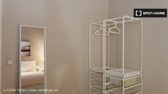 Habitación decorada en piso compartido con apartamento con balcón, Sarrià-Sant Gervasi - BARCELON