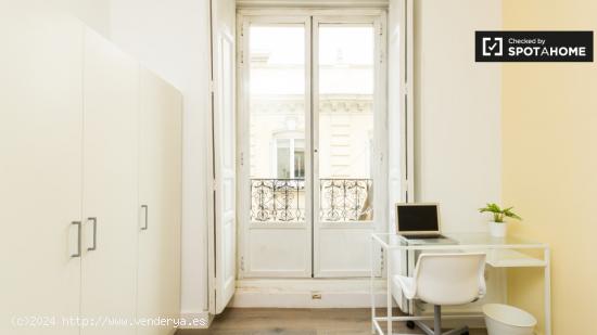 Habitación íntima con balcón en un apartamento de 9 habitaciones, La Latina - MADRID