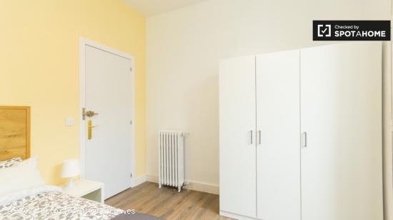 Habitación íntima con balcón en un apartamento de 9 habitaciones, La Latina - MADRID