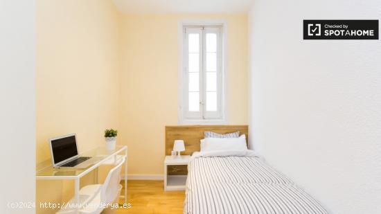 Gran habitación con calefacción en un apartamento de 9 habitaciones, La Latina - MADRID