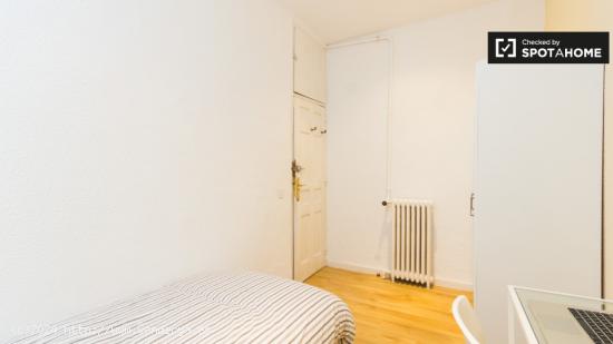 Gran habitación con calefacción en un apartamento de 9 habitaciones, La Latina - MADRID