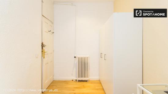 Gran habitación con calefacción en un apartamento de 9 habitaciones, La Latina - MADRID