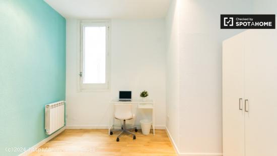 Hermosa habitación con ventana en un apartamento de 9 habitaciones, La Latina - MADRID