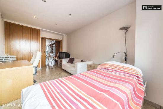  Habitación amueblada con escritorio en un apartamento de 4 dormitorios, Benimaclet - VALENCIA 