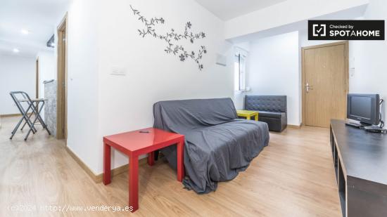 Habitación luminosa con escritorio en el apartamento compartido, Poblats Maritim - VALENCIA