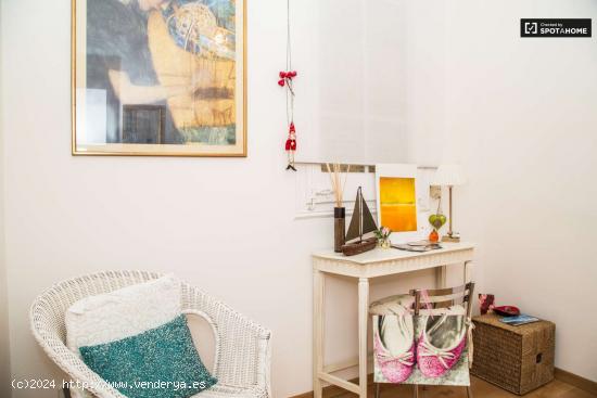  Habitación histórica con vistas a la calle en un apartamento de 2 dormitorios, Gràcia - BARCELONA 