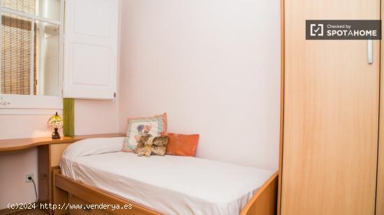 Habitación histórica con vistas a la calle en un apartamento de 2 dormitorios, Gràcia - BARCELONA