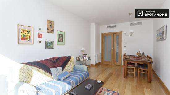 Habitación amueblada con escritorio en apartamento de 3 dormitorios, Delicias y Legazpi. - MADRID