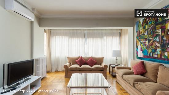 Habitación acogedora con patio interior con vistas a la ventana en un apartamento de 5 dormitorios,