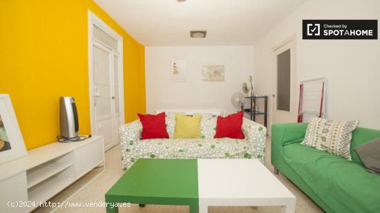 Habitación decorada con armario empotrado en un apartamento de 5 dormitorios, Triana - SEVILLA