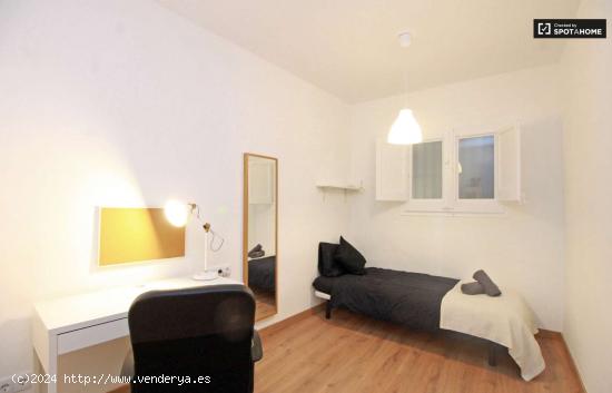 Habitación amueblada con cómoda en un apartamento de 3 dormitorios, Poblenou - BARCELONA