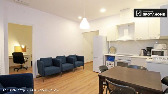 Habitación amueblada con cómoda en un apartamento de 3 dormitorios, Poblenou - BARCELONA