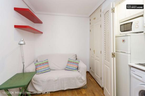 Compacto apartamento de 1 dormitorio con AC en alquiler cerca de Retiro en Atocha - MADRID