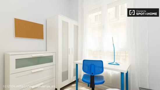 Gran habitación con escritorio en un apartamento de 5 dormitorios, Malasaña - MADRID