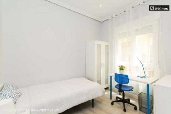 Gran habitación con estantería en un apartamento de 5 dormitorios, Malasaña - MADRID