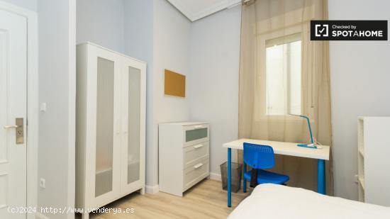 Se alquila habitación con estantería en apartamento de 5 dormitorios, Malasaña - MADRID