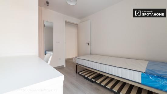 Cómoda habitación con cómoda en un apartamento de 4 dormitorios, Camins al Grau - VALENCIA