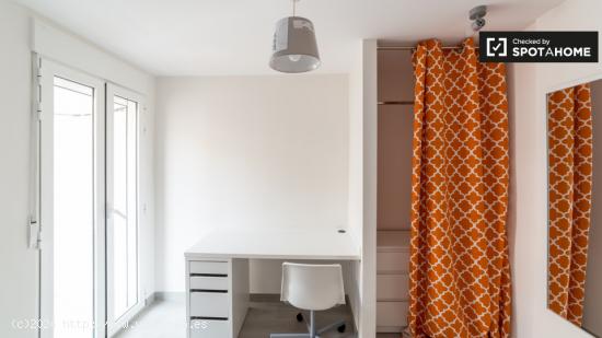 Cómoda habitación con cómoda en un apartamento de 4 dormitorios, Camins al Grau - VALENCIA