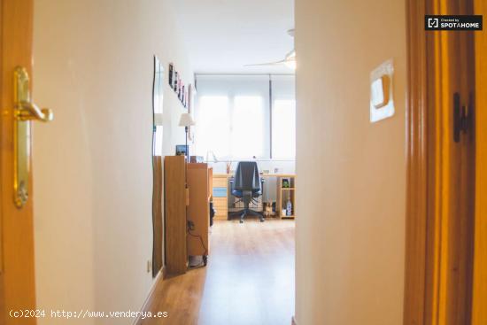  Buena habitación con cómoda en apartamento de 2 dormitorios, Ciudad Lineal - MADRID 