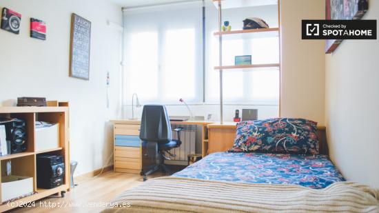 Buena habitación con cómoda en apartamento de 2 dormitorios, Ciudad Lineal - MADRID