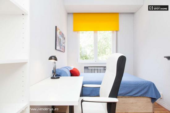  Habitación amueblada con llave independiente en apartamento de 7 dormitorios, Malasaña - MADRID 