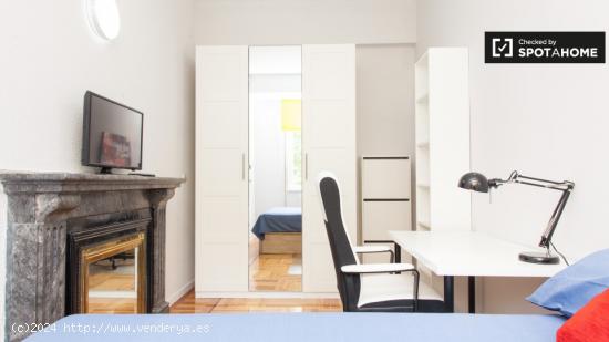 Habitación amueblada con llave independiente en apartamento de 7 dormitorios, Malasaña - MADRID