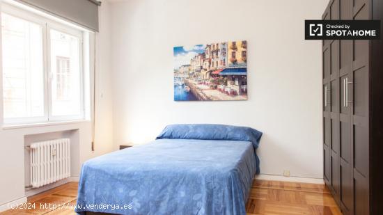 Habitación enorme con calefacción en un apartamento de 7 dormitorios, Malasaña - MADRID