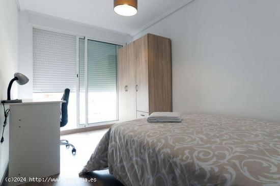  Habitación amueblada con escritorio en un apartamento de 4 dormitorios, Benimaclet - VALENCIA 