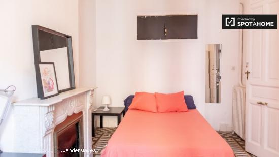 Habitación soleada con cómoda en apartamento de 10 dormitorios, Sol - MADRID