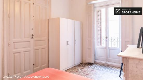 Habitación soleada con cómoda en apartamento de 10 dormitorios, Sol - MADRID