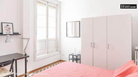 Habitación soleada con escritorio en un apartamento de 10 habitaciones, Sol - MADRID