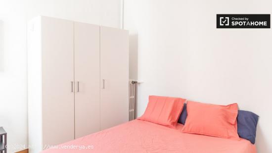 Habitación soleada con escritorio en un apartamento de 10 habitaciones, Sol - MADRID