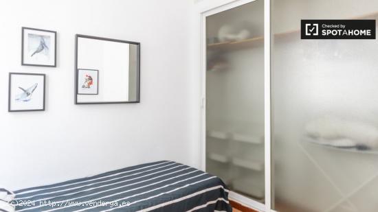 Habitación soleada con calefacción en un apartamento de 10 habitaciones, Sol - MADRID