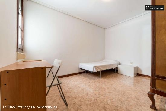 Cómoda habitación con escritorio en el apartamento de 5 dormitorios, Extramurs - VALENCIA