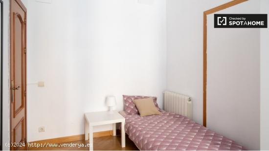 Habitación amueblada con armario independiente en el apartamento de 7 dormitorios, Lavapiés - MADR