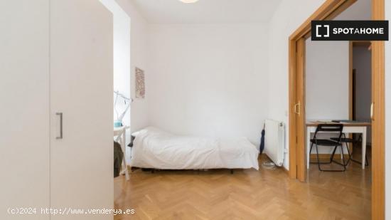 Habitación luminosa con llave independiente en apartamento de 7 dormitorios, Lavapiés - MADRID