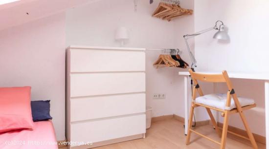 Habitación amueblada con llave independiente en apartamento de 4 dormitorios, Sol - MADRID