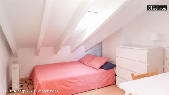  Habitación amueblada con calefacción en apartamento de 4 dormitorios, Sol - MADRID 