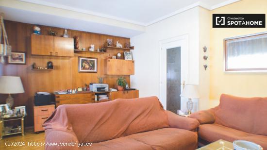 Gran habitación con armario empotrado en un apartamento de 3 dormitorios, Prosperidad - MADRID