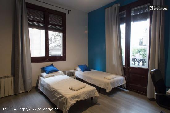 Hermosa habitación con escritorio en un apartamento de 10 habitaciones, Barri Gòtic - BARCELONA