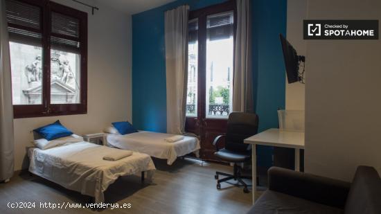 Hermosa habitación con escritorio en un apartamento de 10 habitaciones, Barri Gòtic - BARCELONA