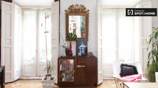 Elegante apartamento de 3 dormitorios con balcones en alquiler en Lavapiés - MADRID