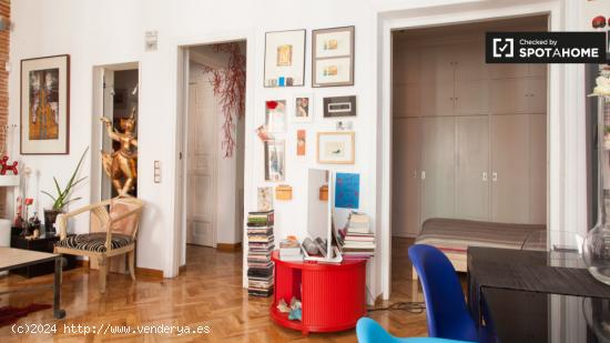 Elegante apartamento de 3 dormitorios con balcones en alquiler en Lavapiés - MADRID