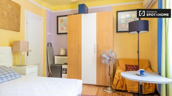 Habitación colorida con llave independiente en apartamento de 5 dormitorios, Salamanca - MADRID