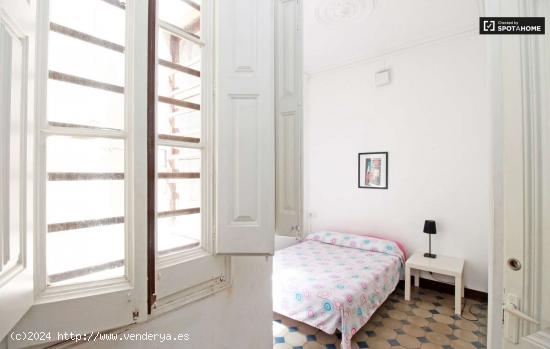  Habitación equipada con ventana con patio interior en piso compartido, Eixample - BARCELONA 