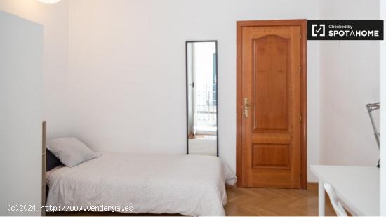 Luminosa habitación con calefacción en apartamento de 7 dormitorios, Lavapiés - MADRID