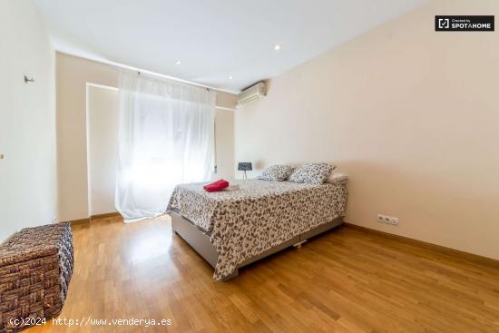  Habitación luminosa con parejas permitidas en un apartamento de 6 dormitorios, Algirós - VALENCIA 