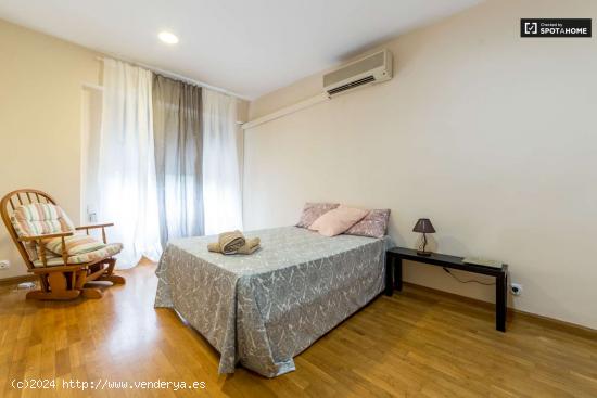  Habitación amueblada con parejas permitidas en un apartamento de 6 dormitorios, Algirós - VALENCIA 