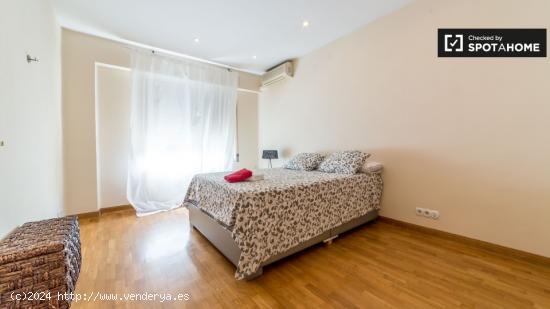 Habitación amueblada con parejas permitidas en un apartamento de 6 dormitorios, Algirós - VALENCIA